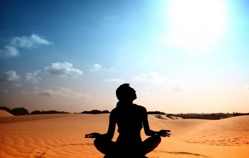 Yoga et méditation dans le desert