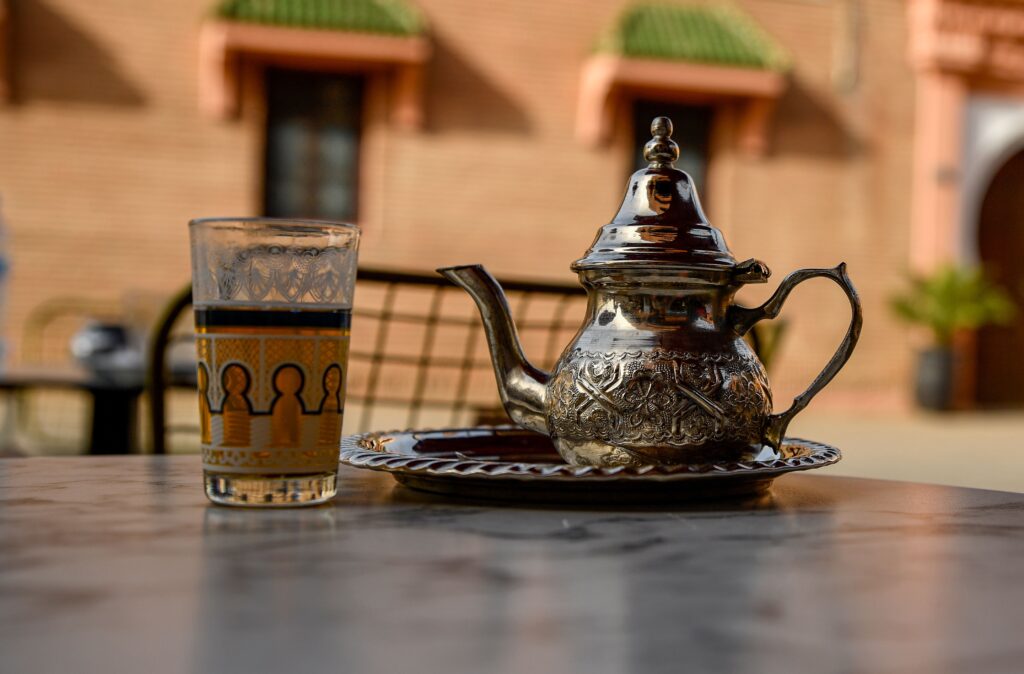 Thé à la menthe, symbole de la culture et l'hospitalité marocaines