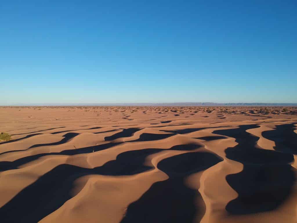 Jeux d'ombres sur les dunes de l'Erg Chigaga au petit matin