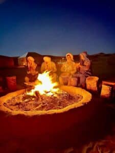 Musiciens berbères jouant du djembé autour d'un feu de camp nocturne