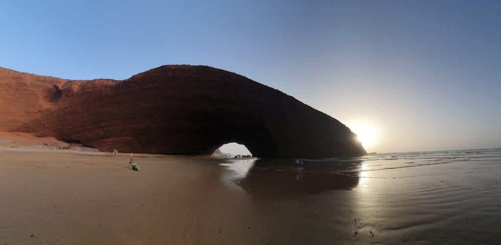 Arche rocheuse naturelle de la plage de Legzira au coucher du soleil