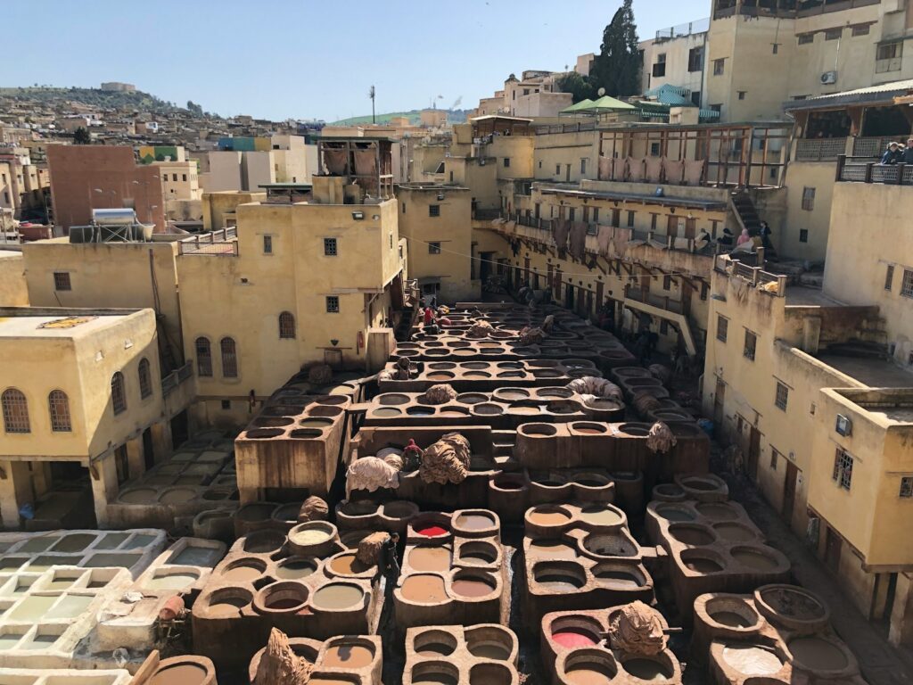 Bassins de teinture colorés des tanneries traditionnelles de la médina de Fès
