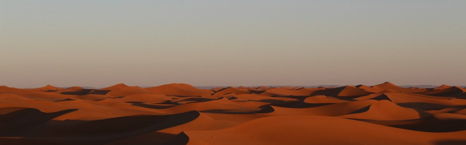 Dunes de sable au coucher du soleil, désert marocain